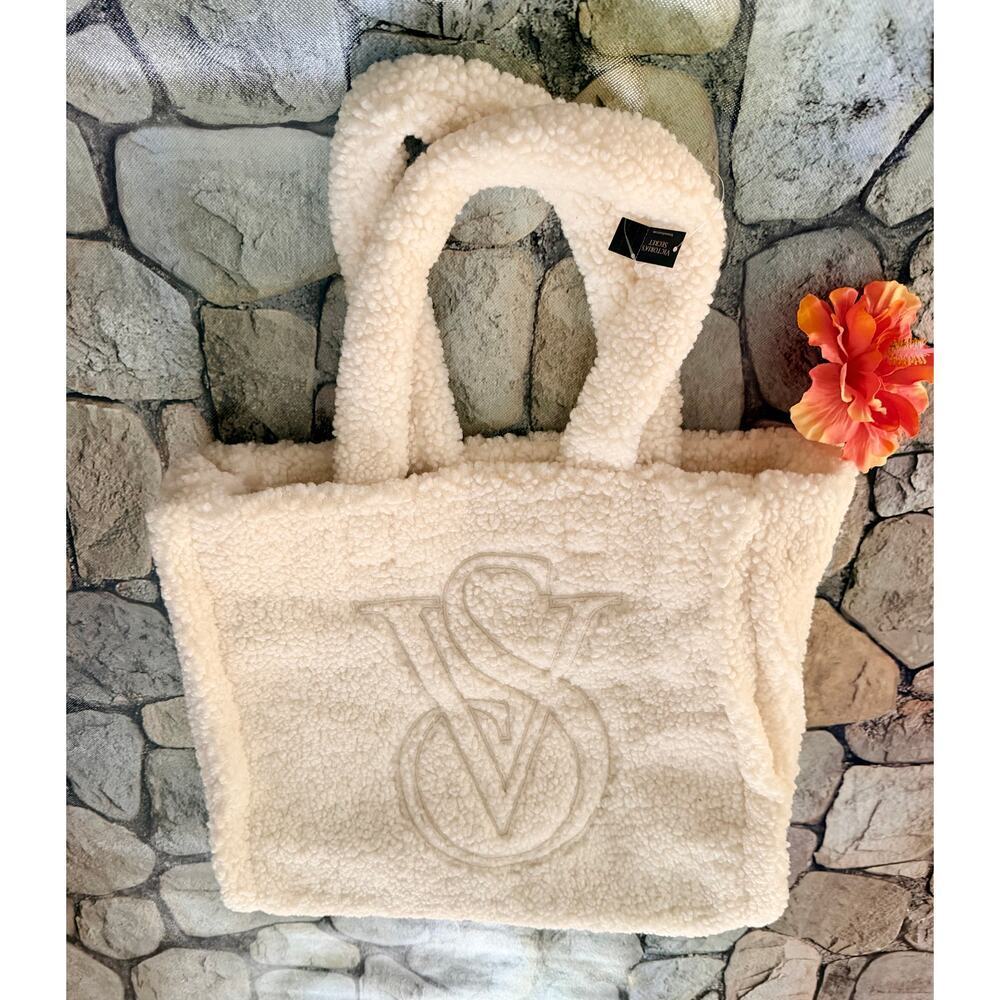 NWT VICTORIAS SECRET SHERPA BAG